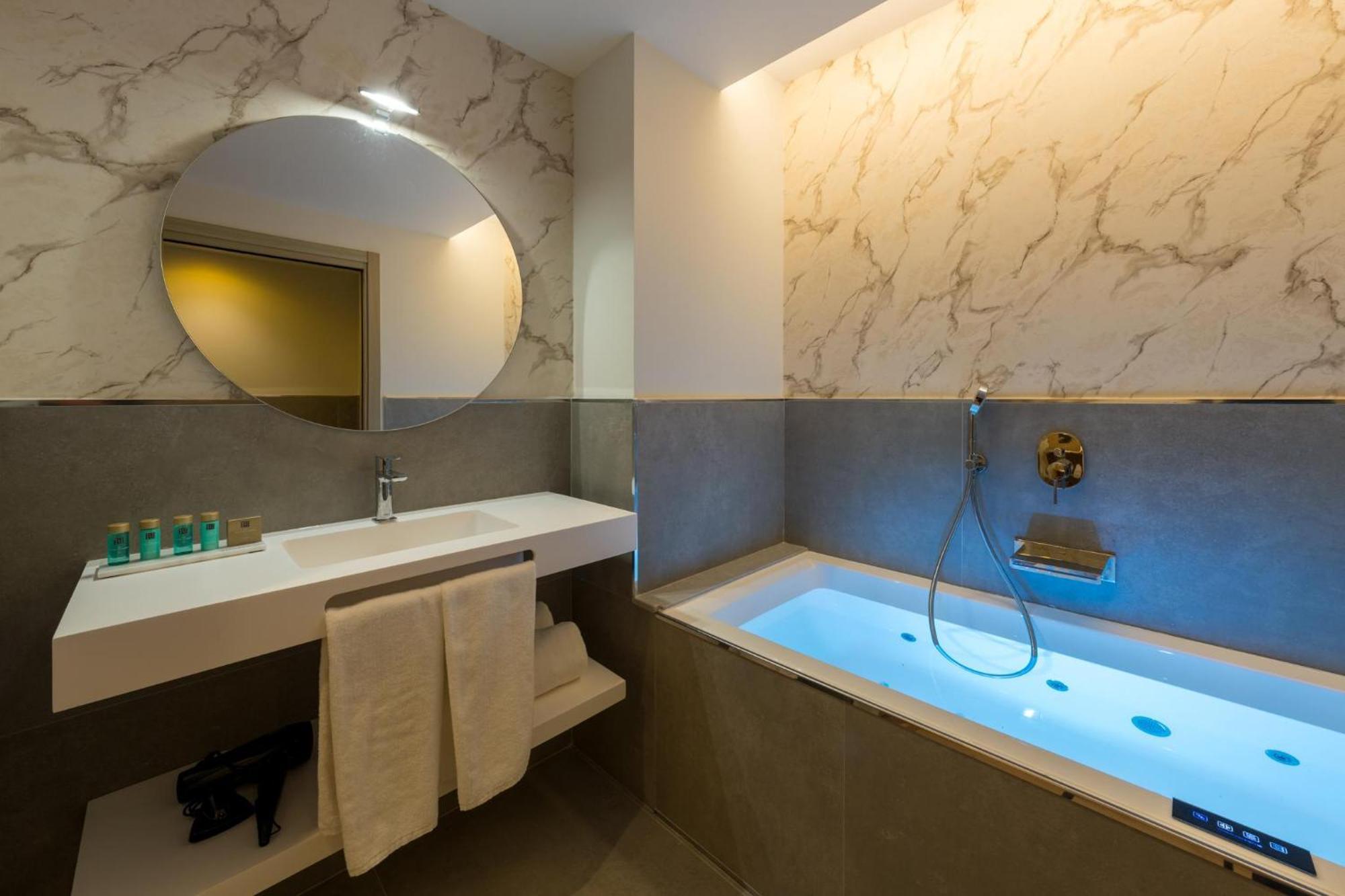 Queen Room with Spa Bath